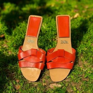 ZARA Low Heeled Crossed Leather Sandals – Orange 🍊